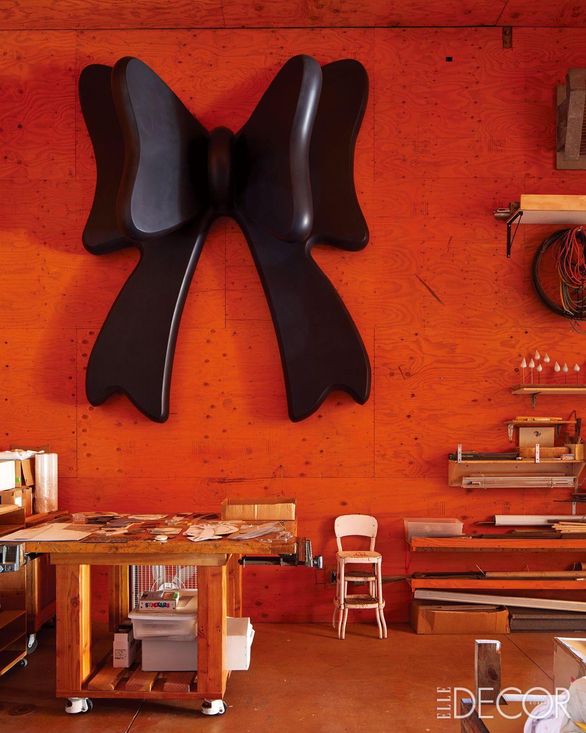 로버트 테리엔은 리본이나 눈사람 같은친숙한 기호들의 스케일을 극도로 확대해 자신만의 시각적 언어를 구축했다.