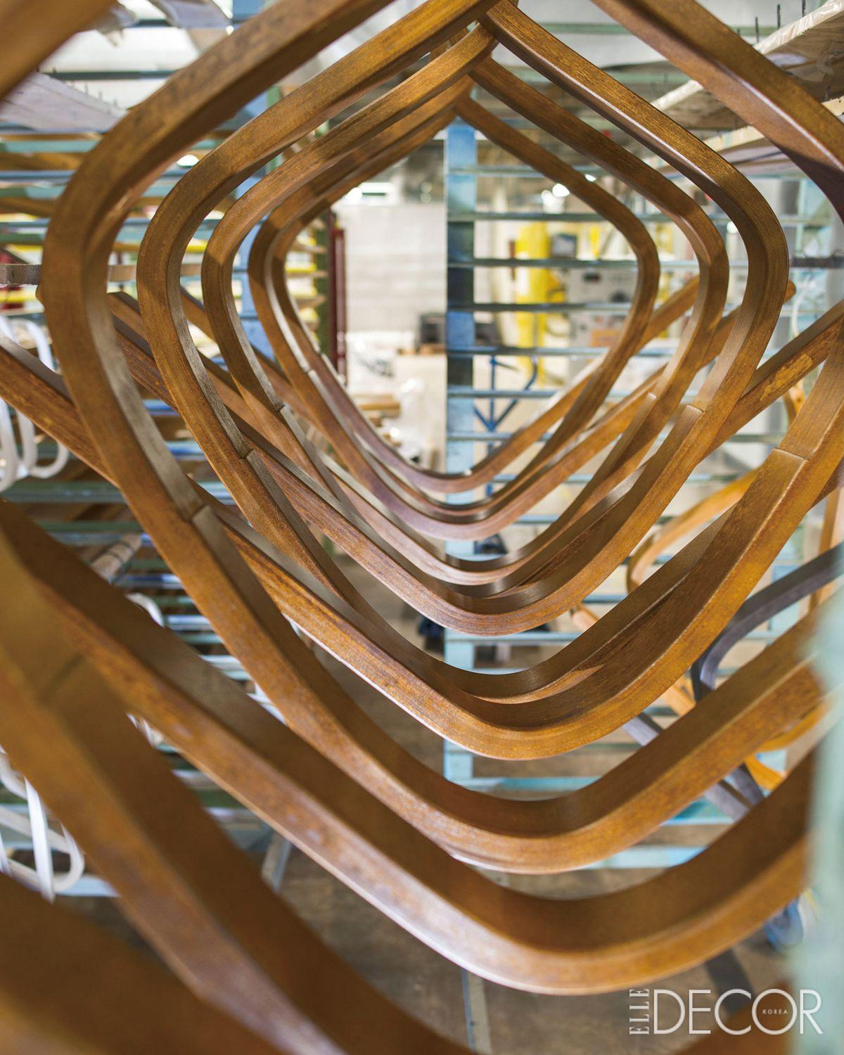 아르텍의 제품 대부분을 차지하는 자작나무. 핀란드의 혼합림에서 최소 50년 이상 자라난 목재를 사용한다. 