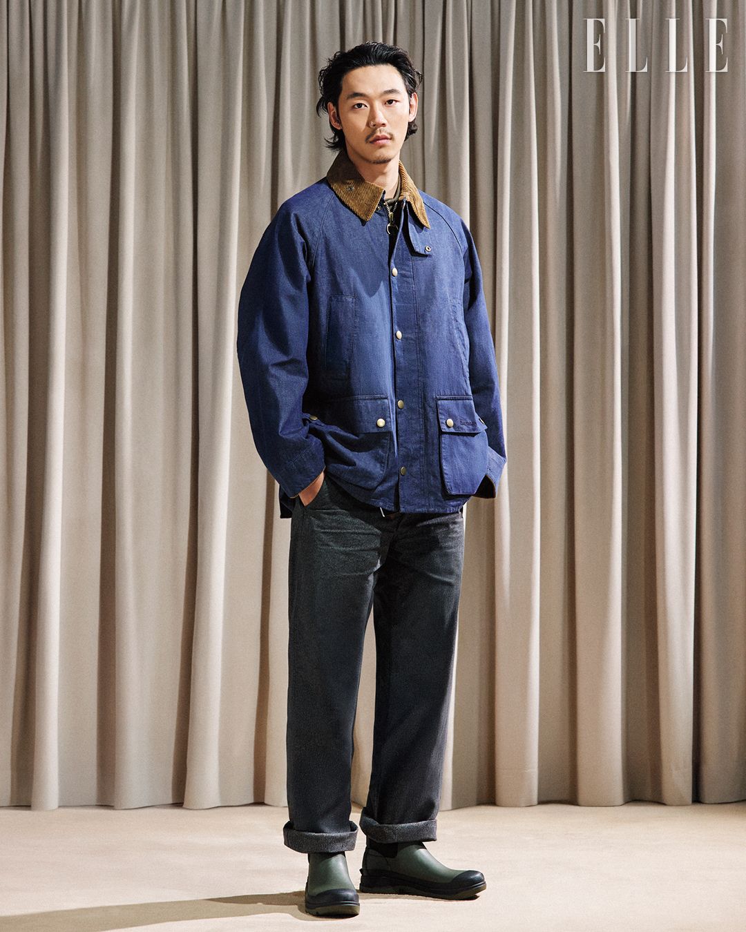 어디에나 손쉽게 매치할 수 있는 비데일 데님 캐주얼 재킷, 릿지 앵클 웰리는 모두 Barbour. 팬츠는 모델 개인 소장품.