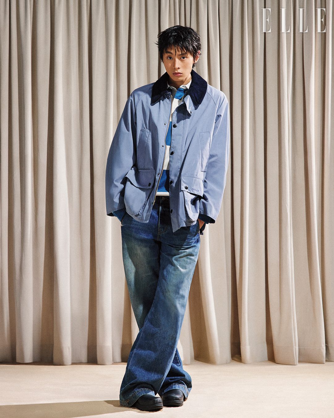 부드러운 피치드 코튼 소재의 오버사이즈 핏 피치드 비데일 캐주얼 재킷, 브룸 럭비 셔츠, 데블린 미드 웰리는 모두 Barbour. 팬츠는 모델 개인 소장품.