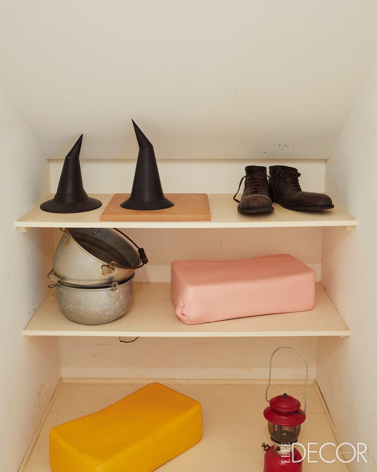 로버트 테리엔은 예술가가 세상 모든 것을 분류하고 관계 맺는 과정을 일종의 마법이라 말한다.