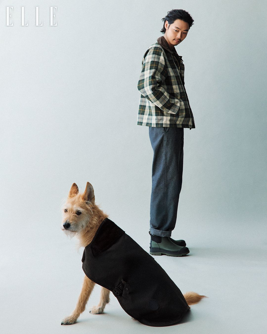 양면으로 활용 가능한 리버시블 트랜스포터 캐주얼 재킷, 릿지 앵클 웰리, 올리브 왁스 도그 코트는 모두 Barbour. 팬츠는 모델 개인 소장품.