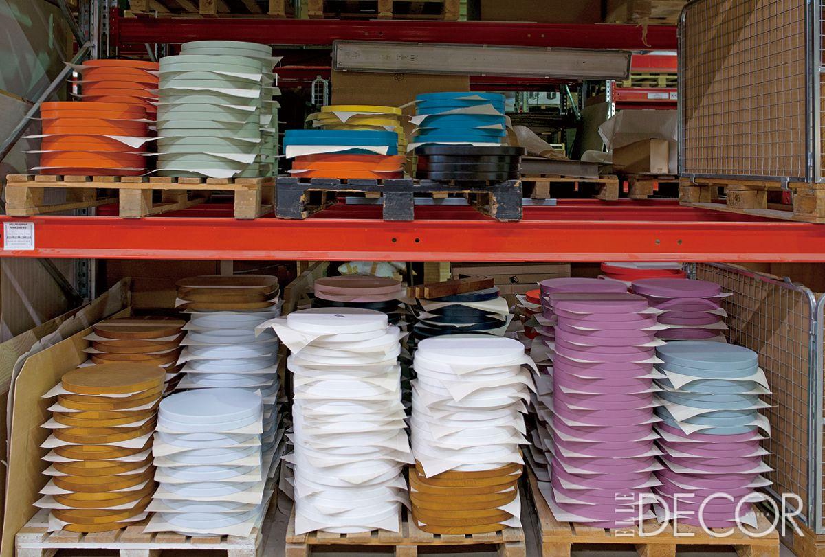 목수들의 수작업 공정과 스툴의 래커칠을 도맡은 로봇의 활약이 공존하는 에이팩토리. 