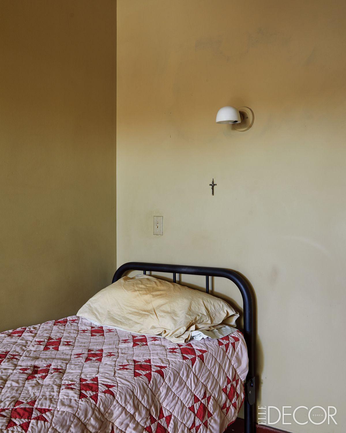 창조한 작품과 소박한 삶의 대조가 선명한 로버트 테리엔의 홈 스튜디오.