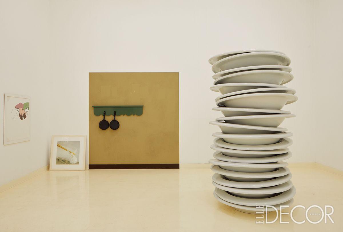 어떤 사물이든 크기가 극단적으로 확대되면 기능성이 사라진다. 천장에 닿을 듯 거대하게 복제된 접시 더미는 평범한 일상 도구를 낯선 예술적 경험으로 치환한다.