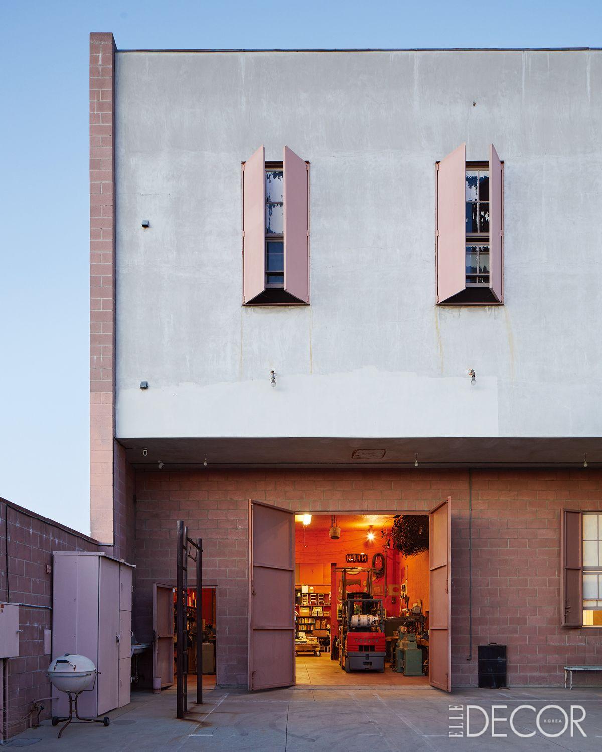 테리엔이 직접 설계하고 지은 약 200평 규모의 스튜디오 외관. 열린 철문 안쪽으로 그가 밤늦게까지 자신만의 우주를 창조하던 작업 공간이 엿보인다.