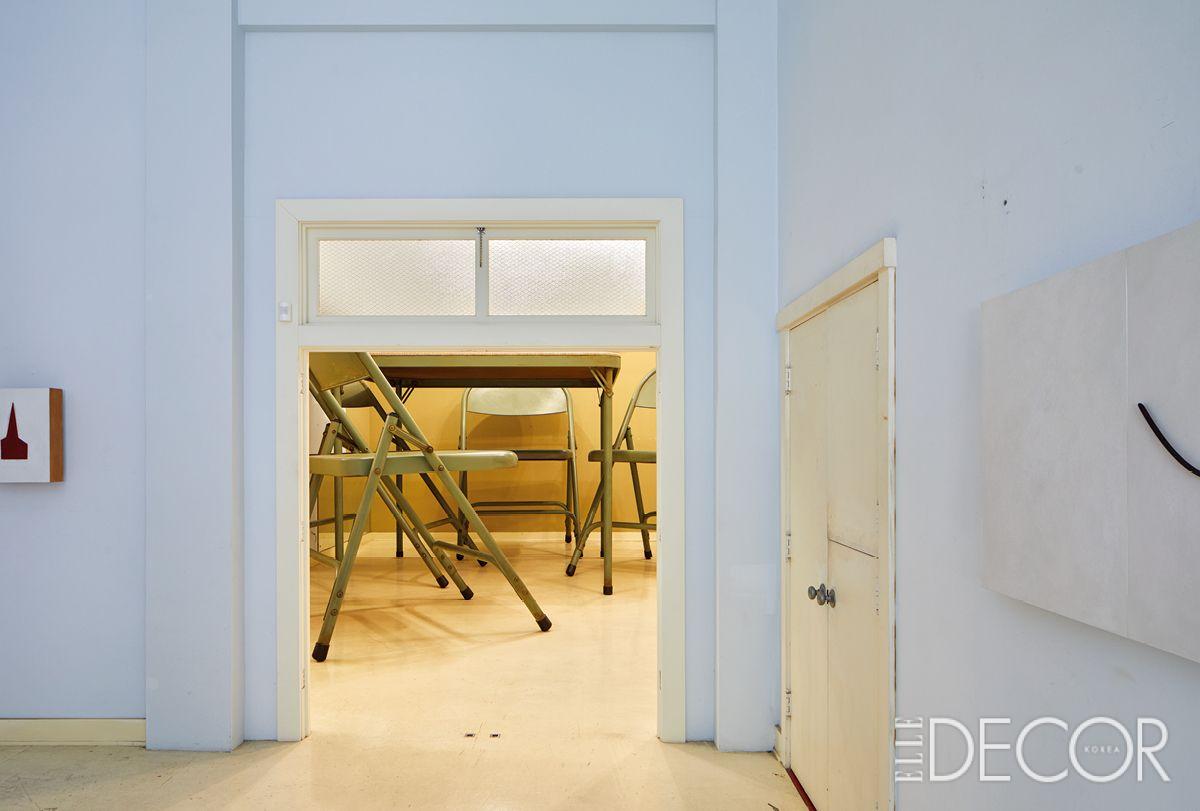 의자 밑에서 시작된 거인의 이야기. 문틀 너머의 방을 가득 채운 로버트 테리엔의 대표작 ‘Under the Table’. 의자 아래에서 걸음마를 배우고 놀던 어린 시절의 천진난만함은 그의 조각 세계를 관통한다.