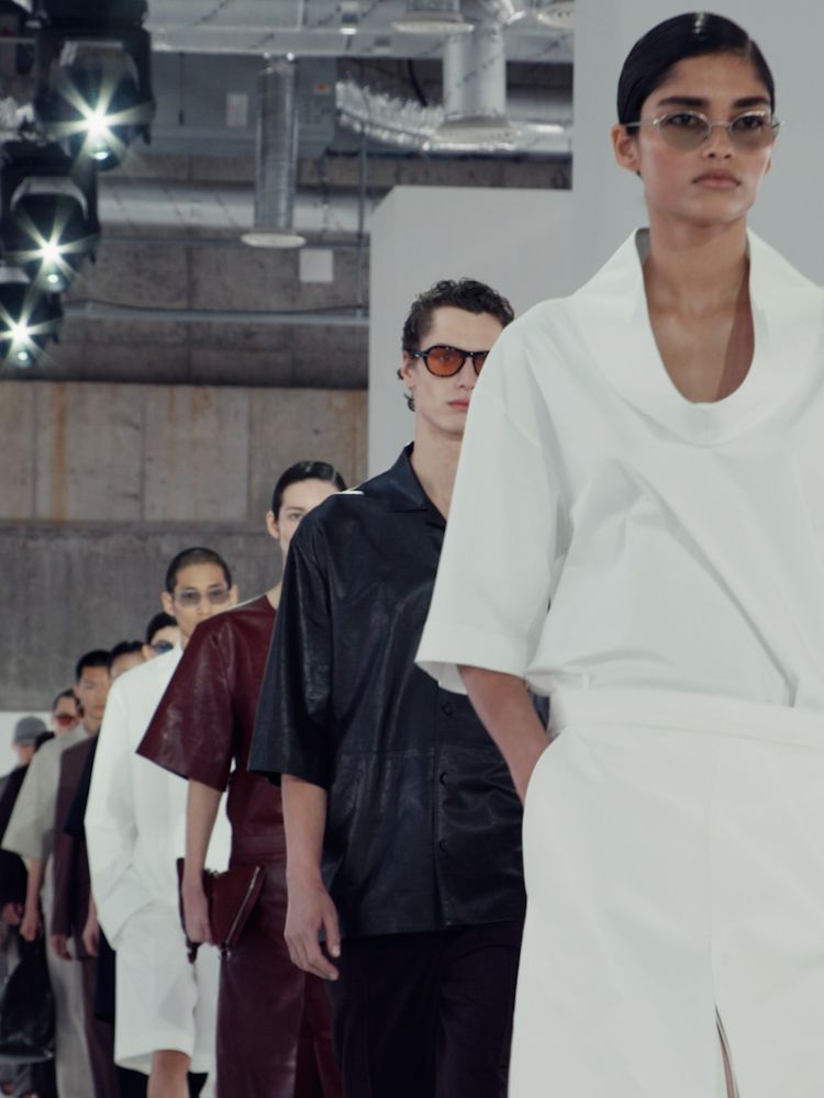 COS의 2026 봄 여름 컬렉션 피날레