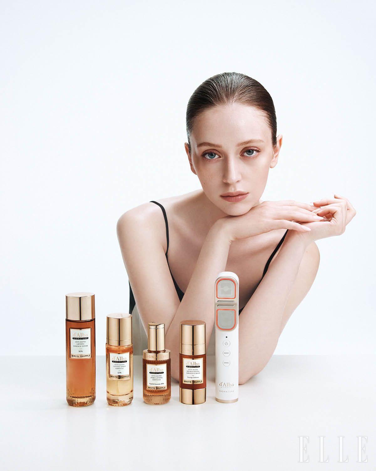 컬러 블록 슬리브리스 톱과 에코 레더 팬츠는 모두 LEHA.