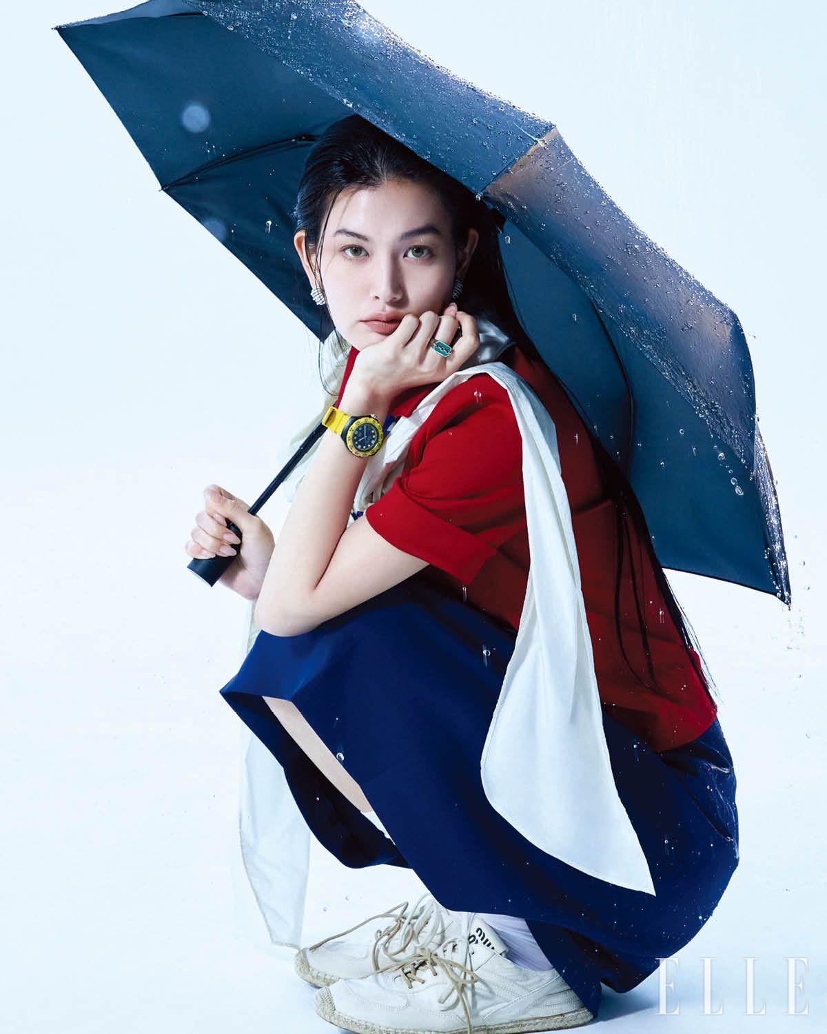 폴로 셔츠와 스커트, 스니커즈는 가격 미정, 모두 Miu Miu. 후디드 스카프는 가격 미정, Moncler Collection. 