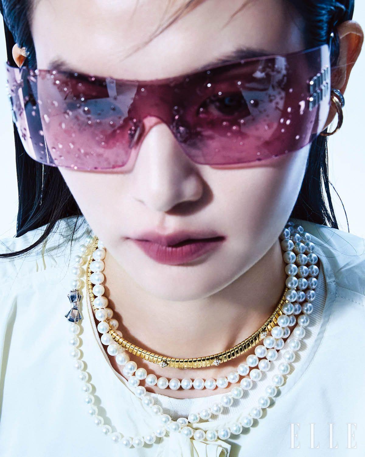 케이프는 가격 미정, Moncler Collection. 선글라스는 가격 미정, Miu Miu.