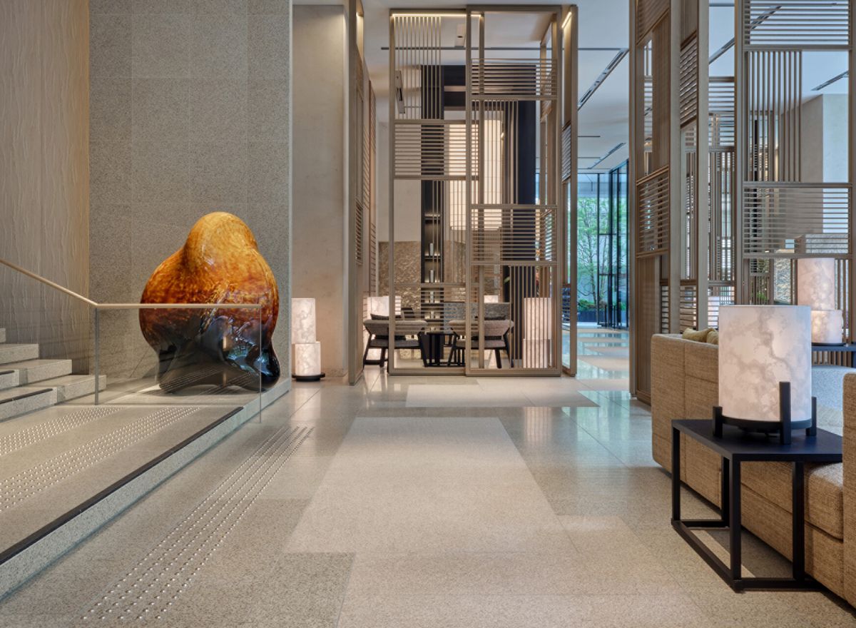 디자인 스튜디오 큐리오시티가 큐레이션한 로비 공간.