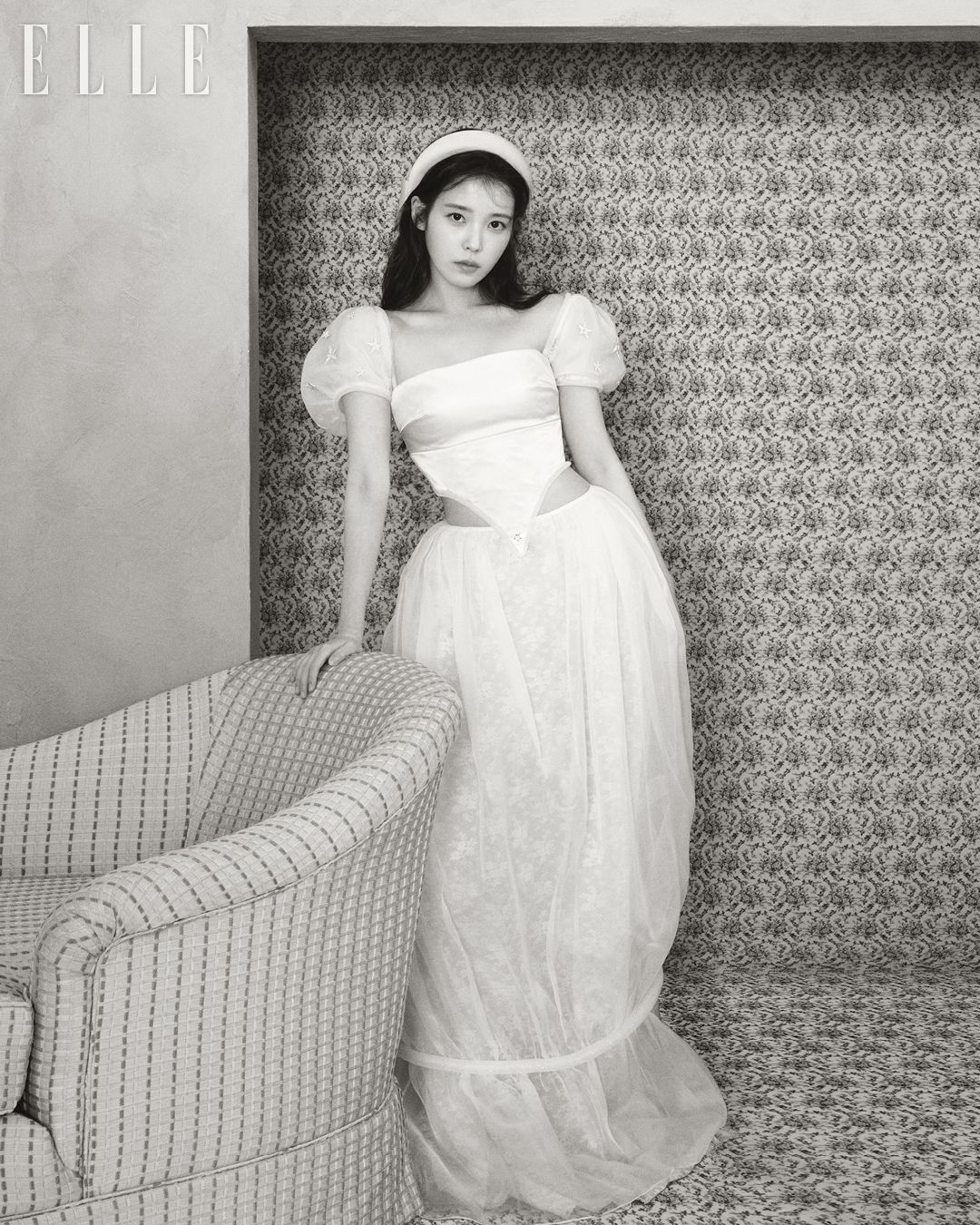 풍성한 퍼프 디테일의 톱과 벌룬 실루엣 스커트는 모두 Honor by Kayla Bennet. 헤드밴드는 Òhalo.