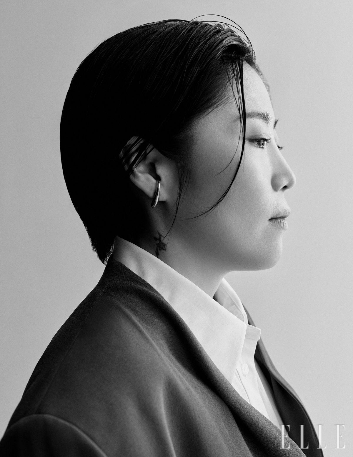 칼라리스 재킷과 셔츠, 이어링 모두 스타일리스트 소장품.