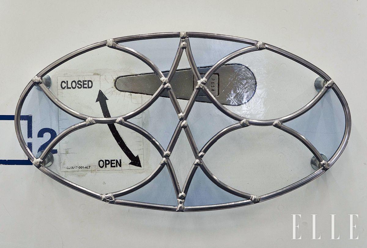 항공기의 도어 패널 위에 아르누보적 장식을 더한 ‘For a Moment It Felt Like a Porch Between Two Skies’(2026)