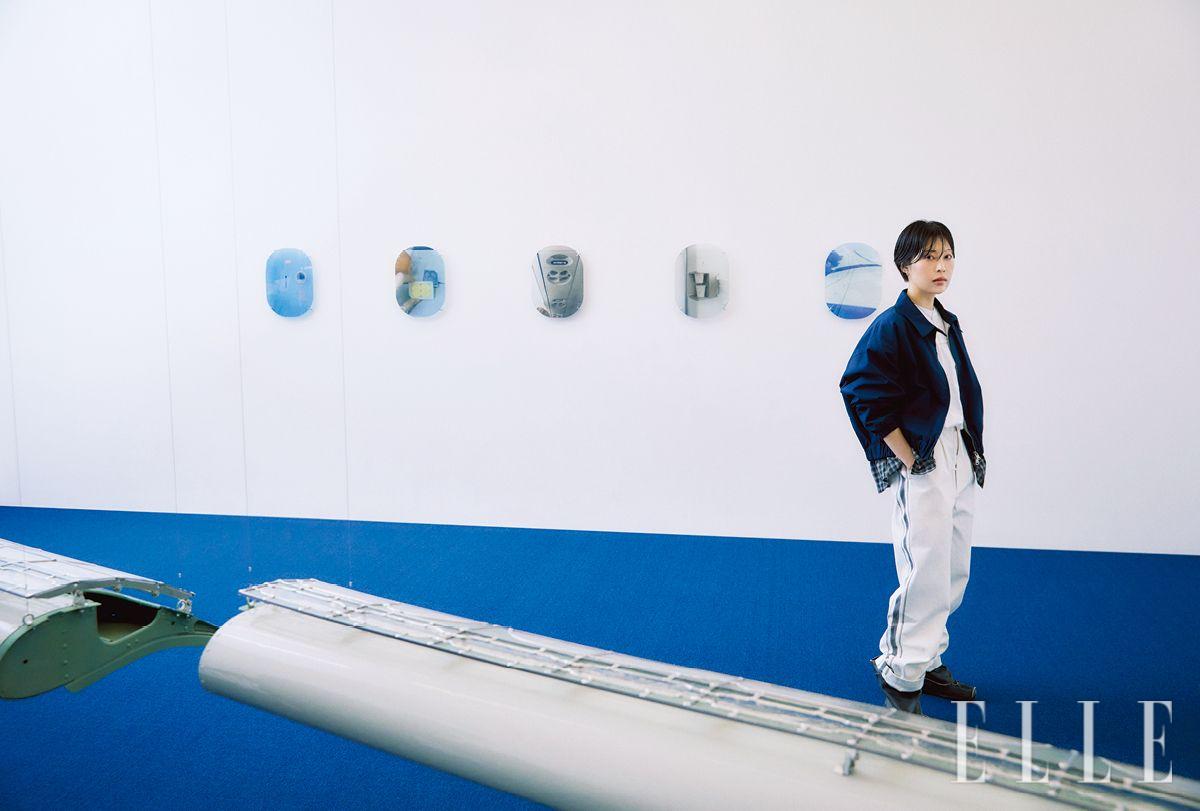 공중에 설치한 ‘The Skin Remembers the Air’(2026)와 ‘Cabin Temperature #11-15’(2026) 사이에 선 김주영.