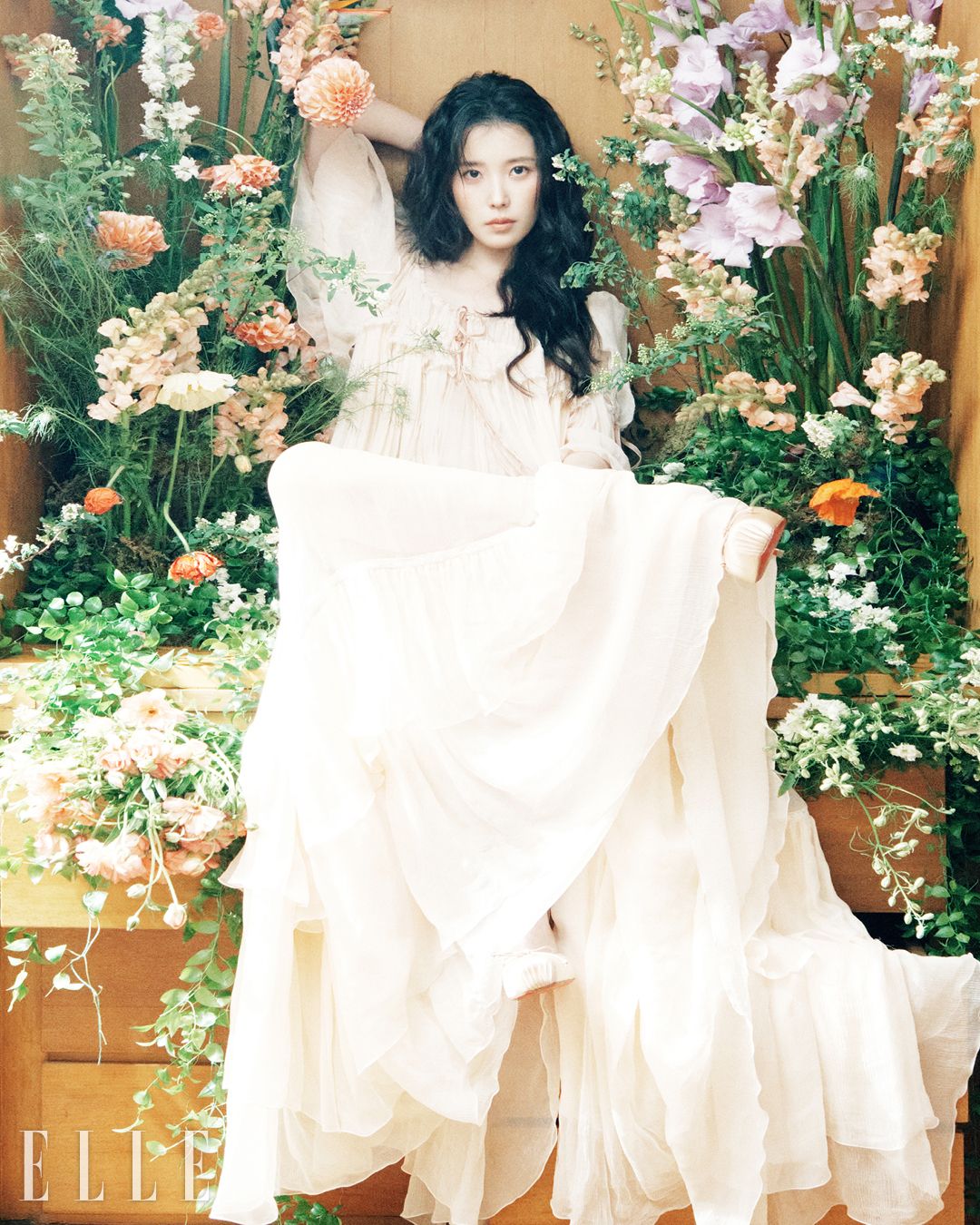 러플 디테일의 롱 드레스는 Chloé. 펌프스는 Christian Louboutin.