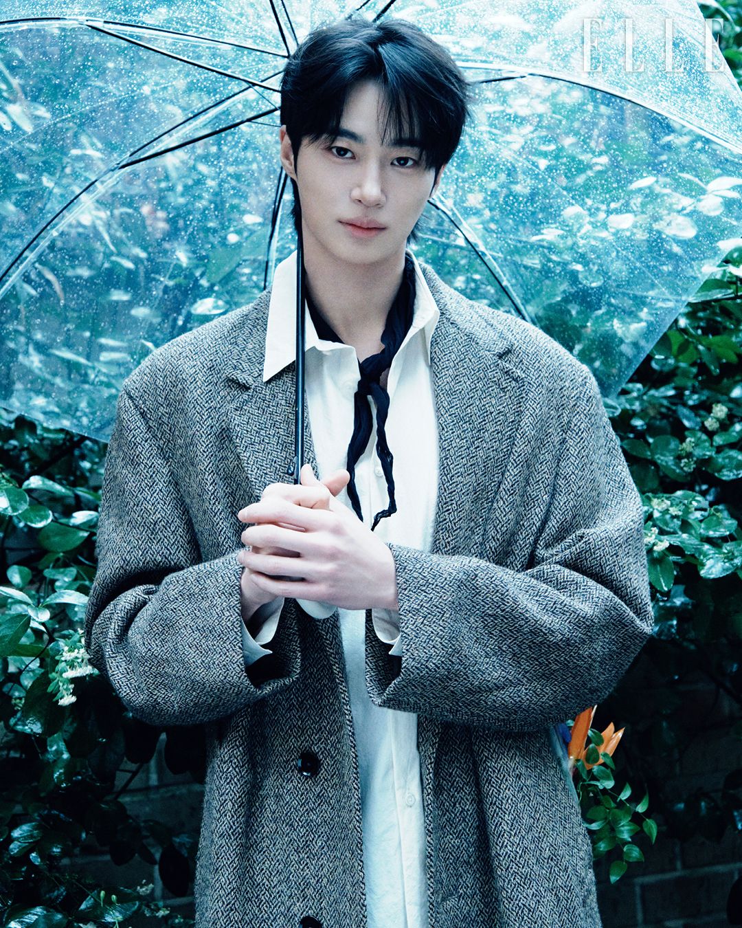 트위드 코트와 셔츠는 모두 Lemaire. 