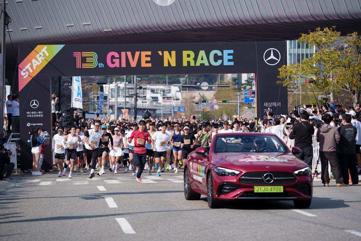 이날 레드 컬러 메르세데스-벤츠 CLE 카브리올레가 시민들 앞에 선두 차량으로 나섰다.