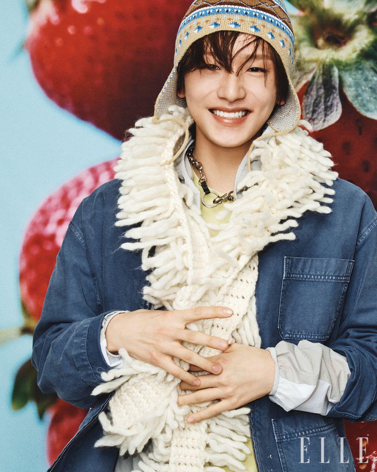 워크 재킷은 Golden Goose. 아노락 점퍼는 San San Gear. 티셔츠는 Onitsuka Tiger. 모자는 Dime. 머플러와 목걸이는 모두 에디터 소장품.