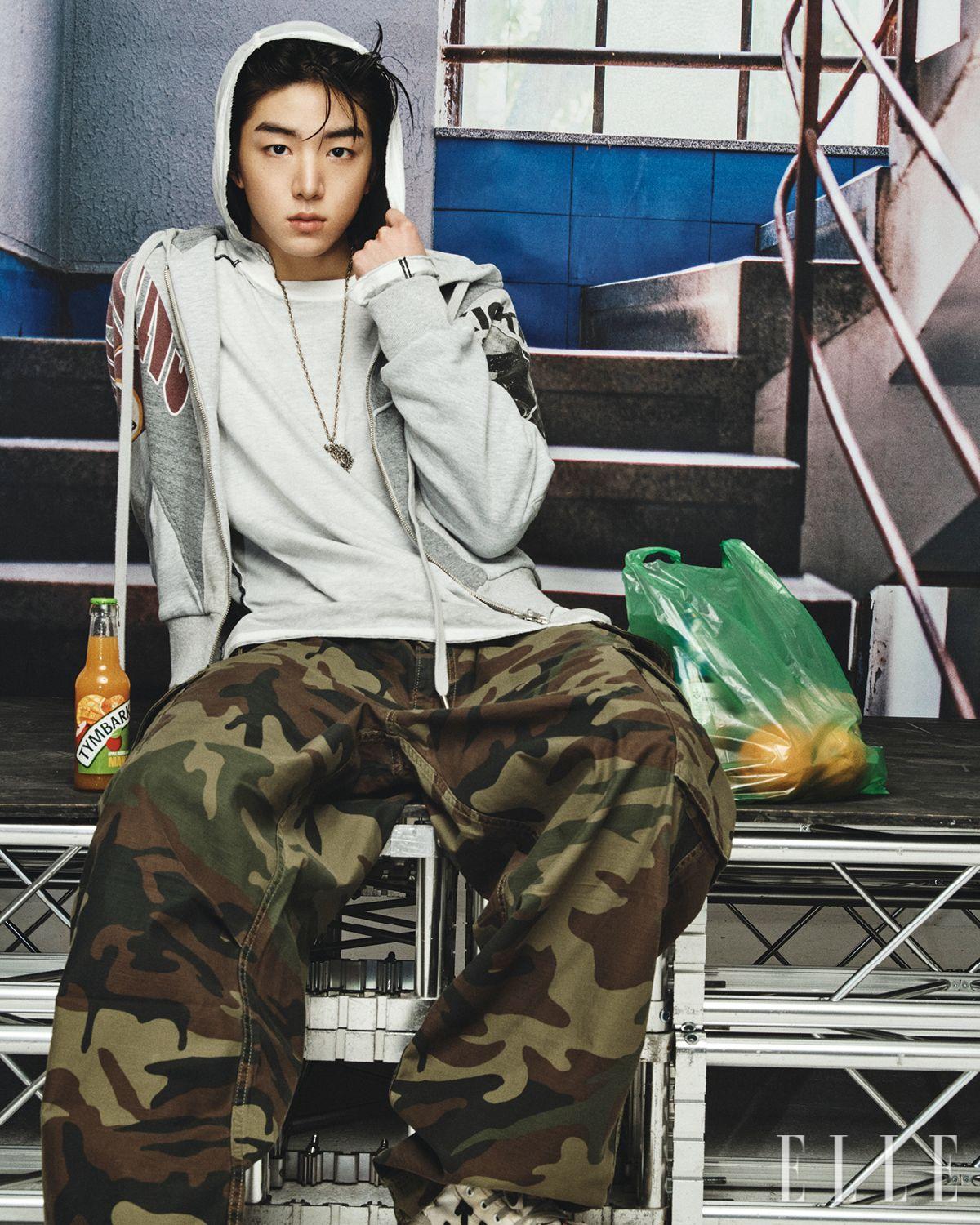 후디드는 Sevali by Ade kuver. 티셔츠는 Diesel, 카무플라주 팬츠는 Levi’s. 목걸이와 슈즈는 에디터 소장품. 