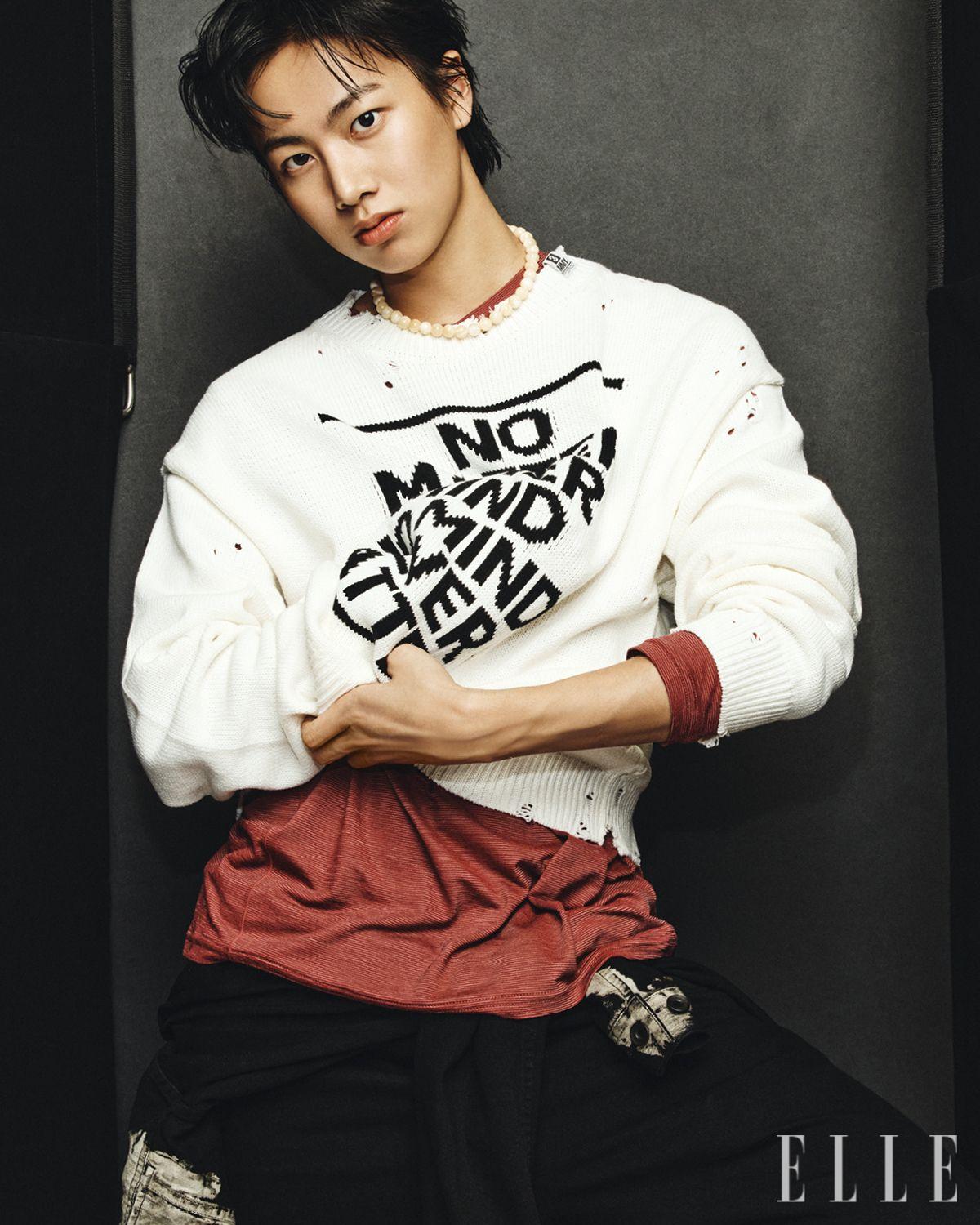 니트는 Mihara Yasuhiro. 팬츠와 허리에 두른 재킷은 모두 Yohji Yamamoto-Y’s. 티셔츠와 목걸이는 모두 에디터 소장품.