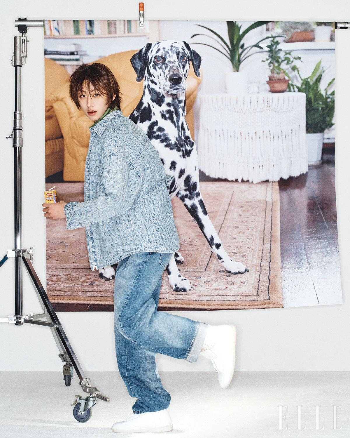 데님 셔츠는 Bape. 스니커즈는 Maison Margiela. 팬츠는 에디터 소장품. 