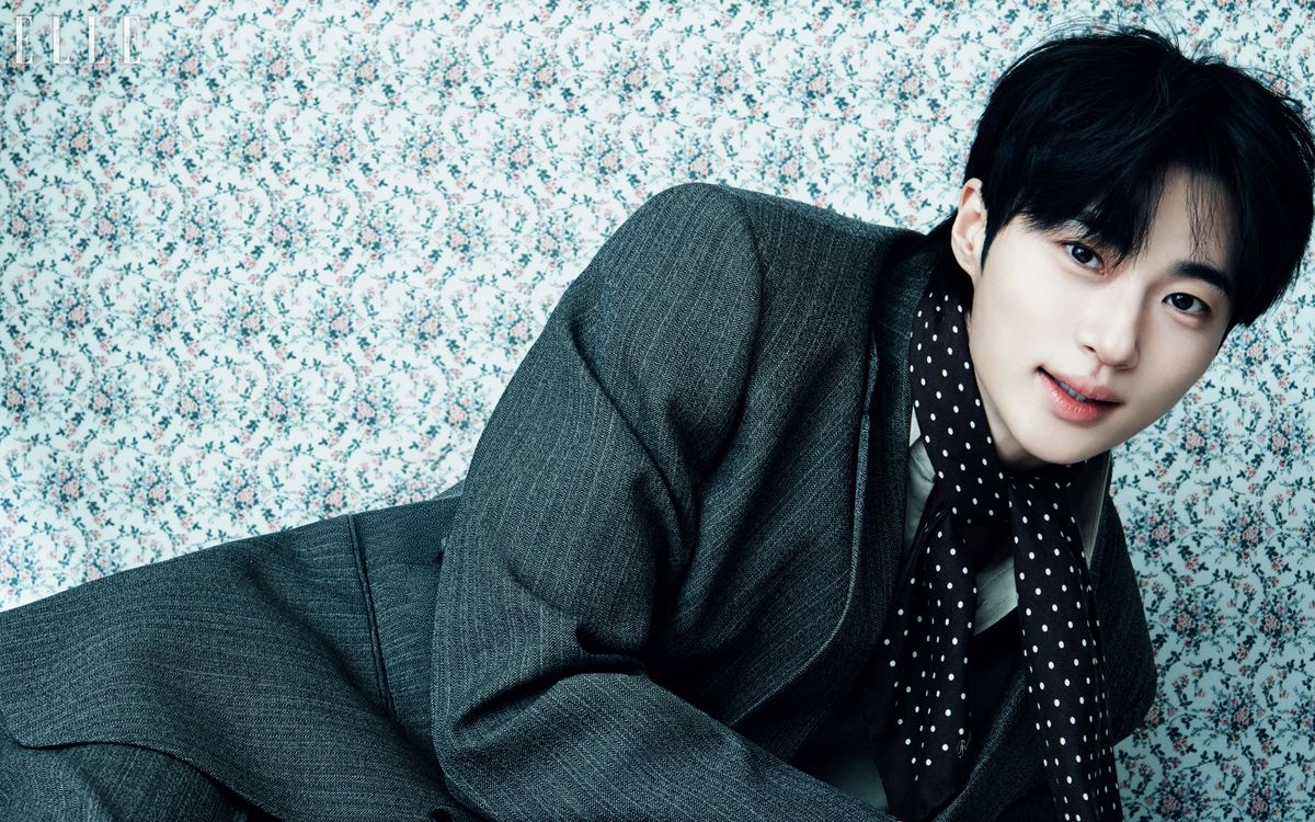 재킷과 팬츠는 모두 Recto. 셔츠와 도트 스카프는 모두 Ralph Lauren Purple Label.