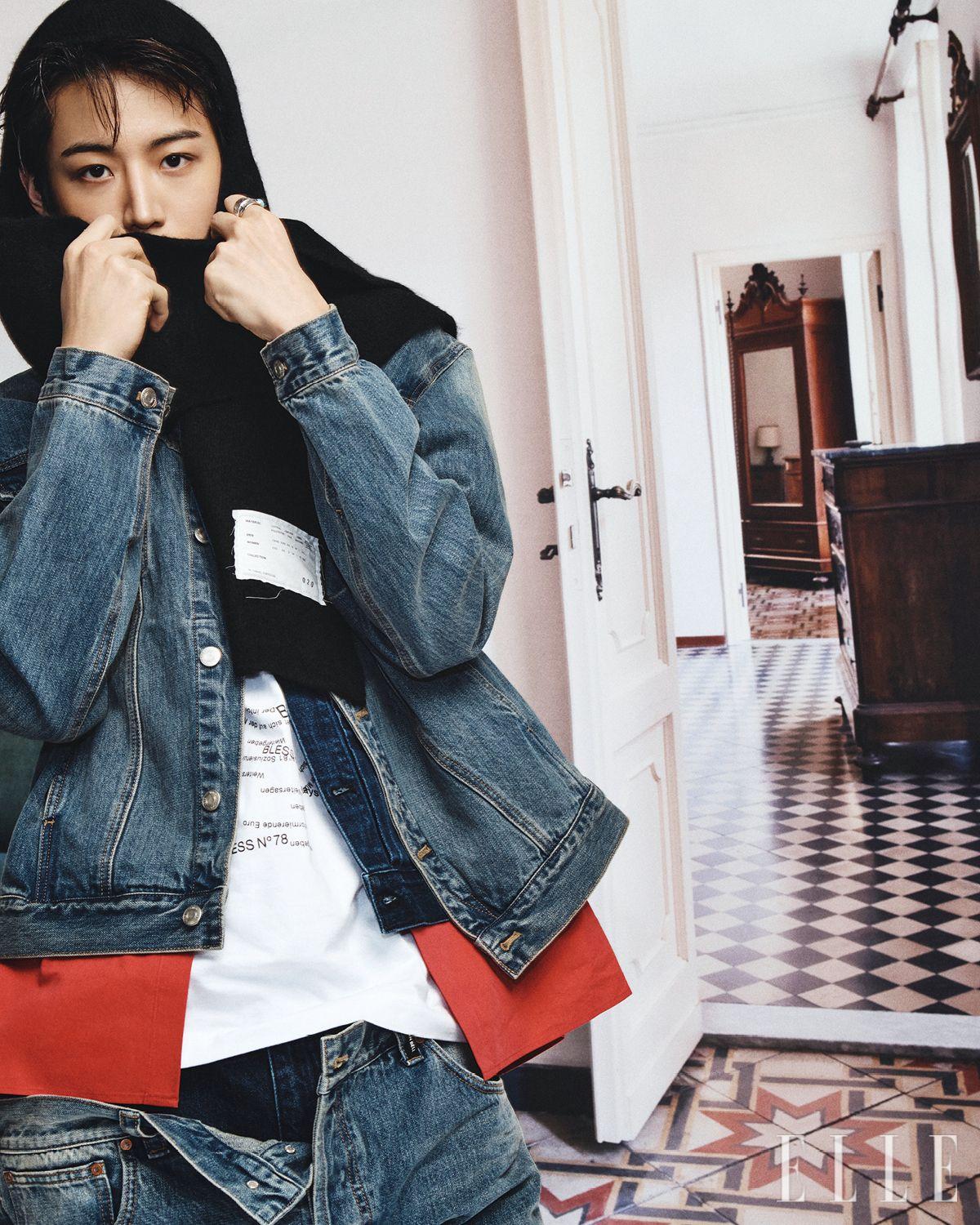 데님 재킷과 데님 팬츠는 모두 Andersson Bell. 티셔츠는 Bless. 셔츠와 니트 바라크라바, 반지는 모두 에디터 소장품.