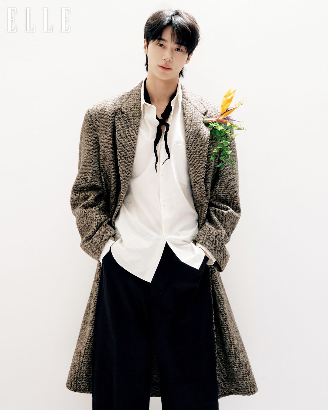 트위드 코트와 셔츠, 팬츠는 모두 Lemaire. 스카프는 Ami.