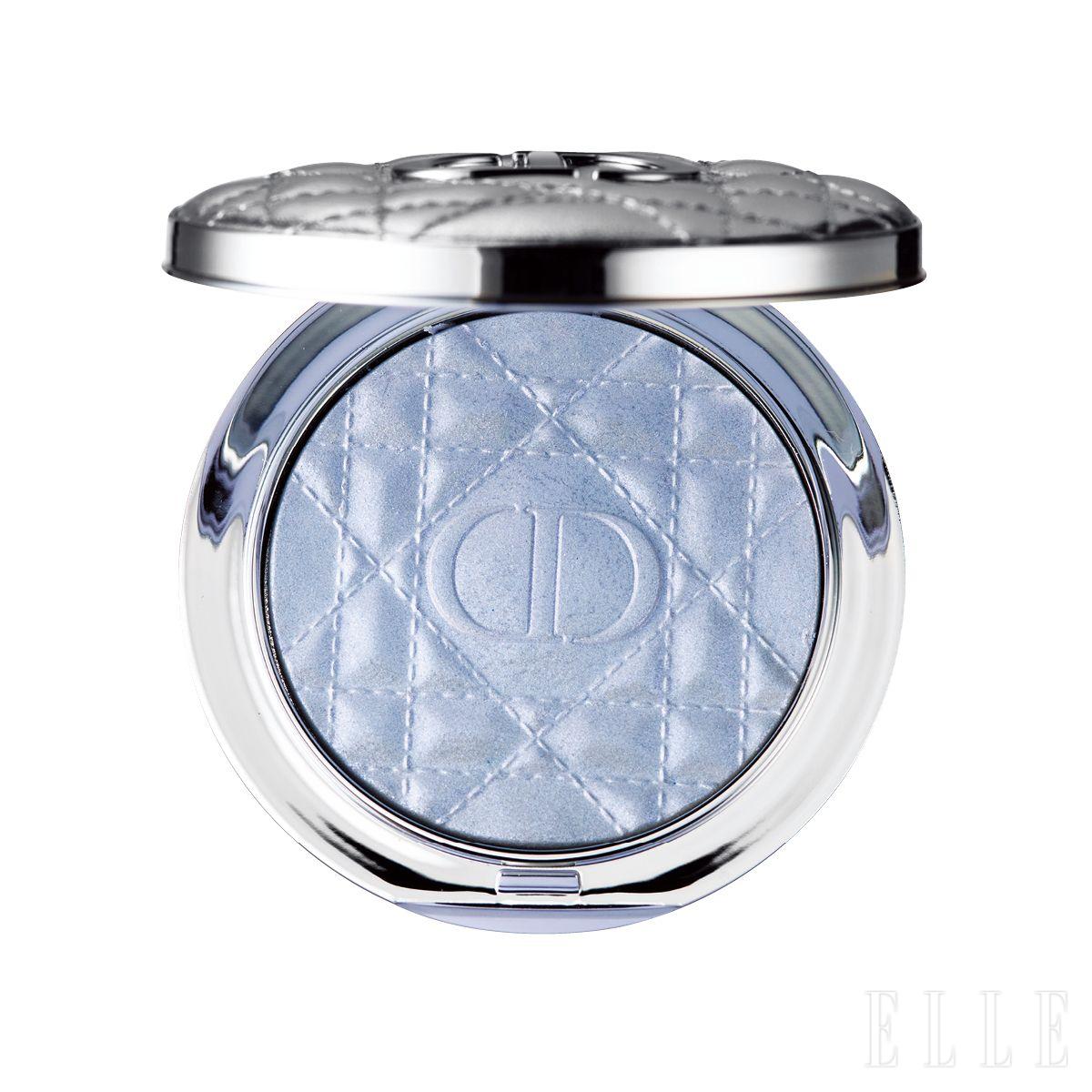 피부에 드라마틱한 반짝임을 선사하는 차가운 스카이 블루빛 하이라이터. 디올 포에버 글로우 루미나이저, 05 블루 스트로브, 8만7천원대, Dior Beauty.