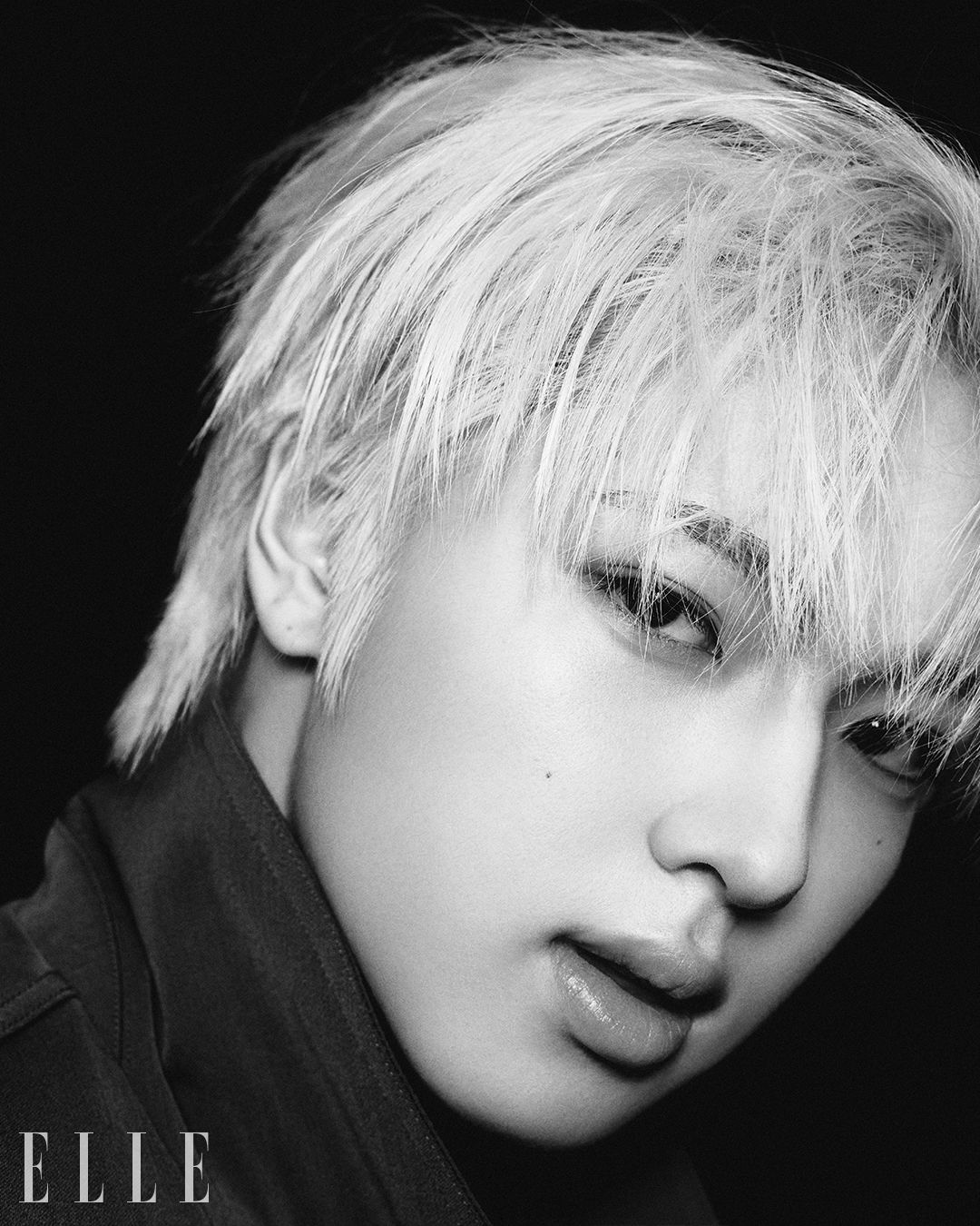 밀리터리 무드의 카키 재킷은 Recto.