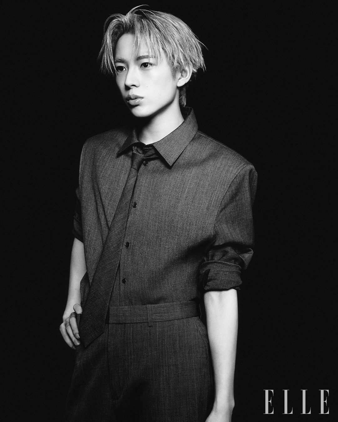 그레이 셔츠와 팬츠, 타이는 모두 We11done.