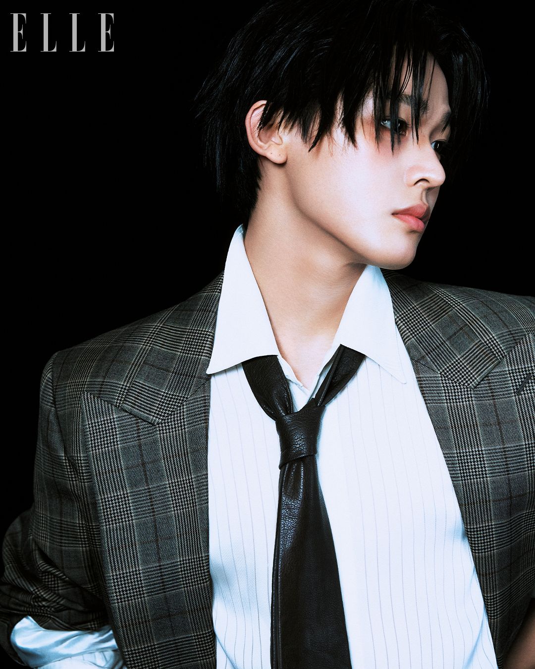 체크 재킷과 스트라이프 셔츠는 모두 Amiri. 레더 타이는 스타일리스트 소장품.