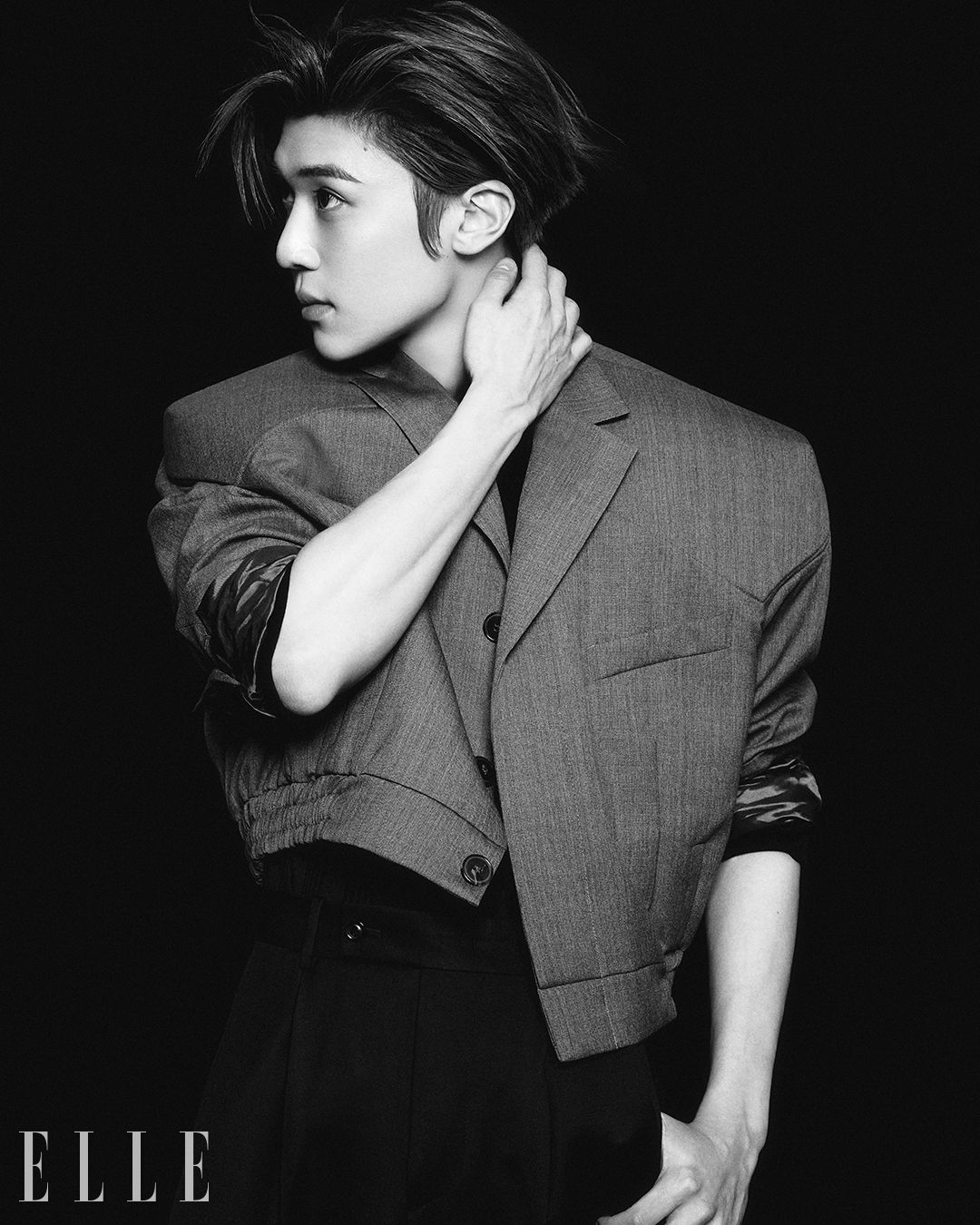 오버사이즈 재킷은 Martine Rose. 톱과 팬츠는 스타일리스트 소장품. 