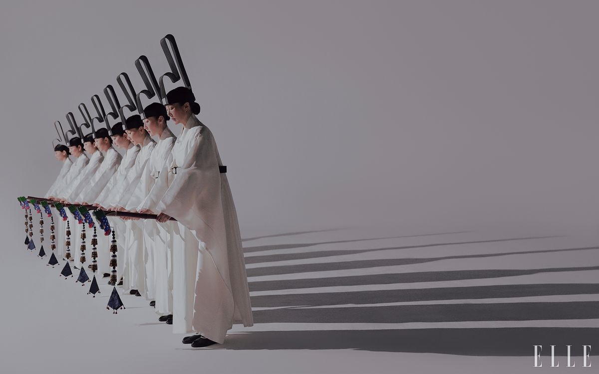 1막 일무연구 : ‘문무’. 문관 복식인 단령을 입고 진현관을 쓴 채 왼속에 약 (대나무 피리), 오른손엔 적(용머리 장 식)을 쥐고 문관의 ‘덕’을 절제된 움직임으로 표현한다.