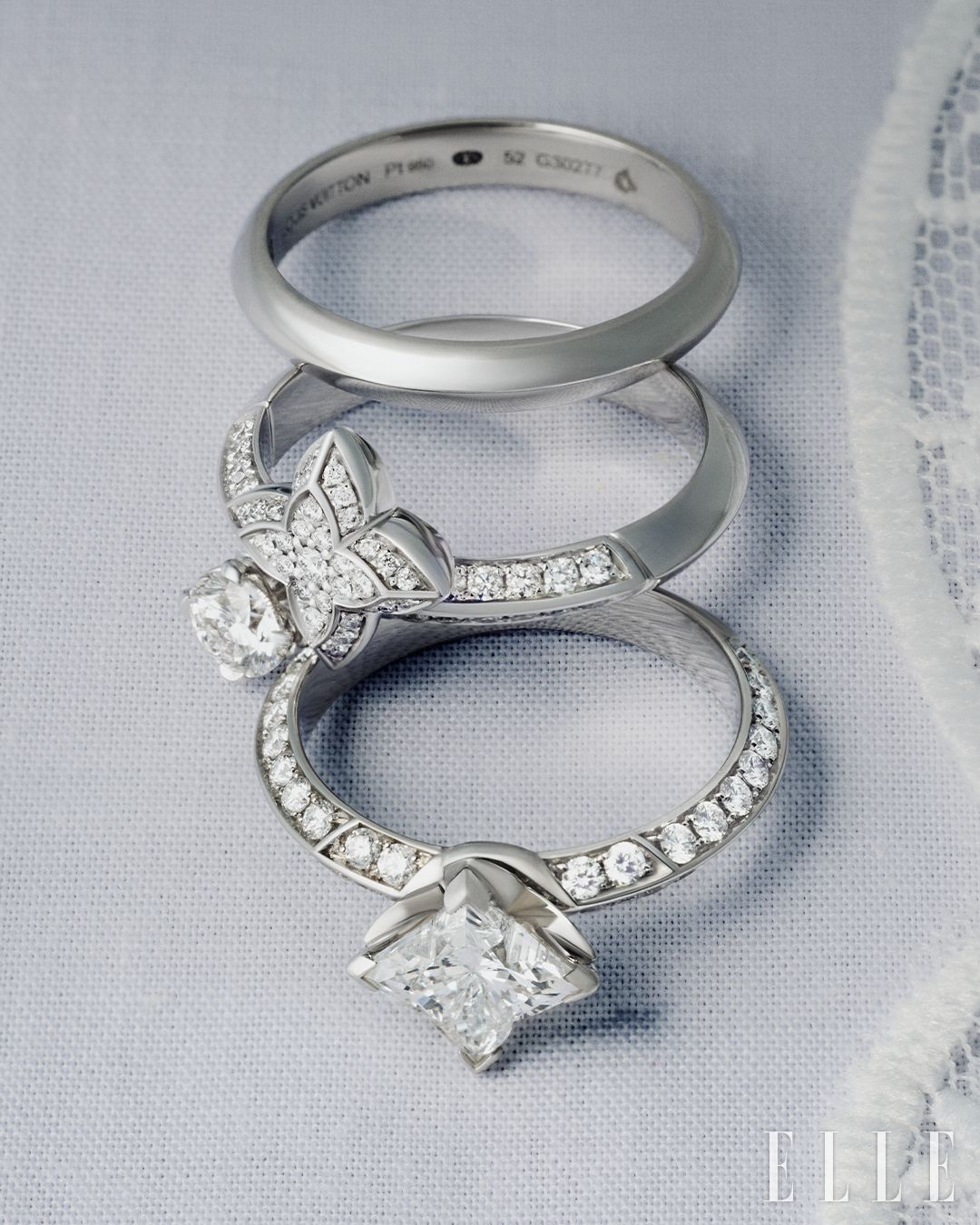 플래티넘 LV 다이아몬드 웨딩 밴드, 화이트 골드에 다이아몬드를 세팅한 LV 다이아몬드 더블 링, 플래티넘에 LV 모노그램 스타 컷 다이아몬드를 세팅한 LV 다이아몬드 파베 솔리테르 링은 가격 미정, 모두 Louis Vuitton. 