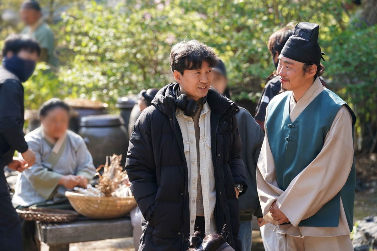 영화 <왕과 사는 남자> 촬영 중인 장항준 감독과 안재홍