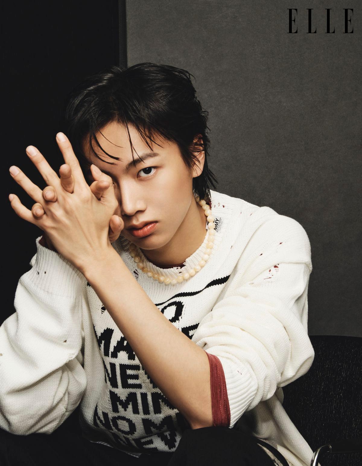 니트는 Mihara Yasuhiro. 팬츠는 Yohji Yamamoto-Y's. 티셔츠와 목걸이는 스타일리스트 소장품. 