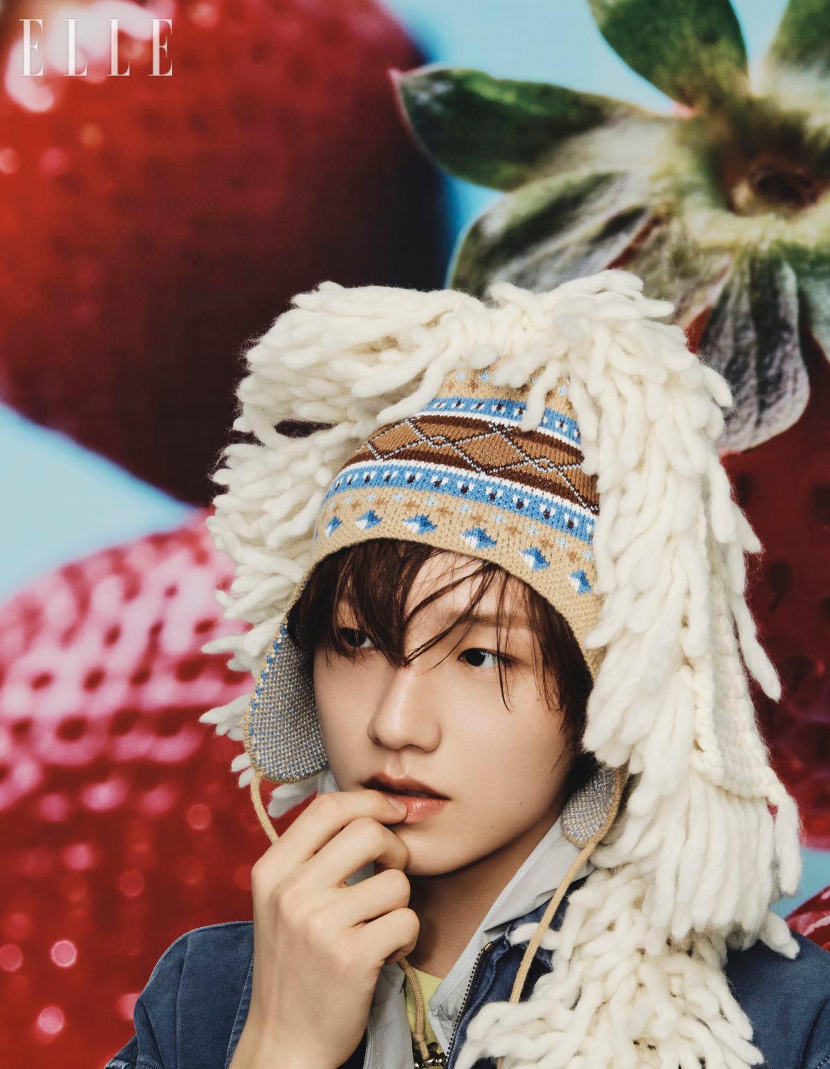 워크 재킷은 Golden Goose. 아노락 점퍼는 San San Gear. 티셔츠는 Onitsuka Tiger. 모자는 Dime. 머플러와 목걸이는 모두 스타일리스트 소장품. 