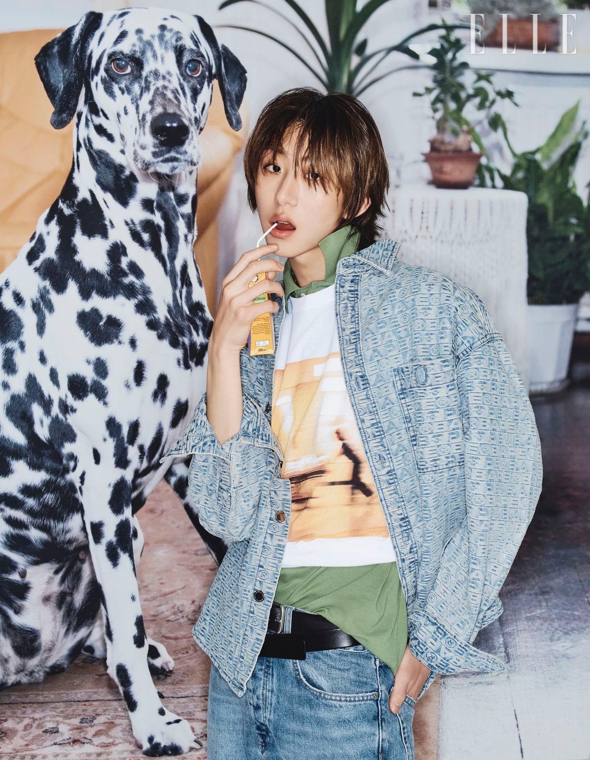 데님셔츠는 Bape. 피케는 Lacoste. 티셔츠, 팬츠, 벨트는 모두 스타일리스트 소장품. 