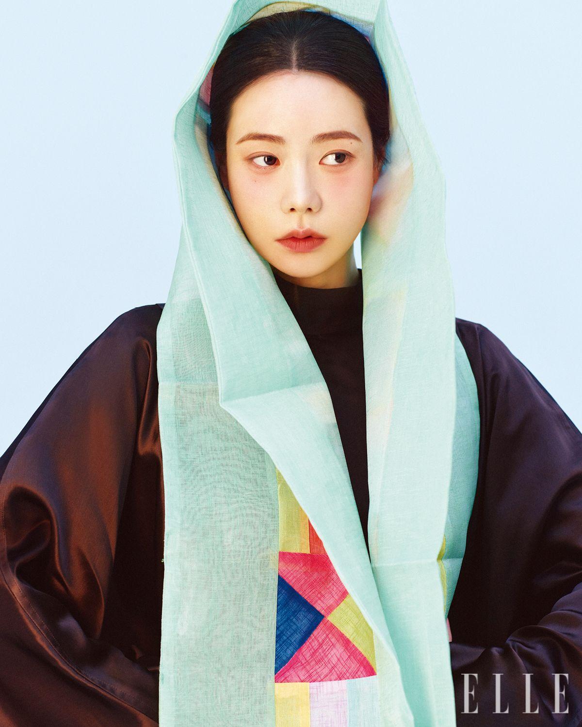 미니드레스는 Ferragamo.