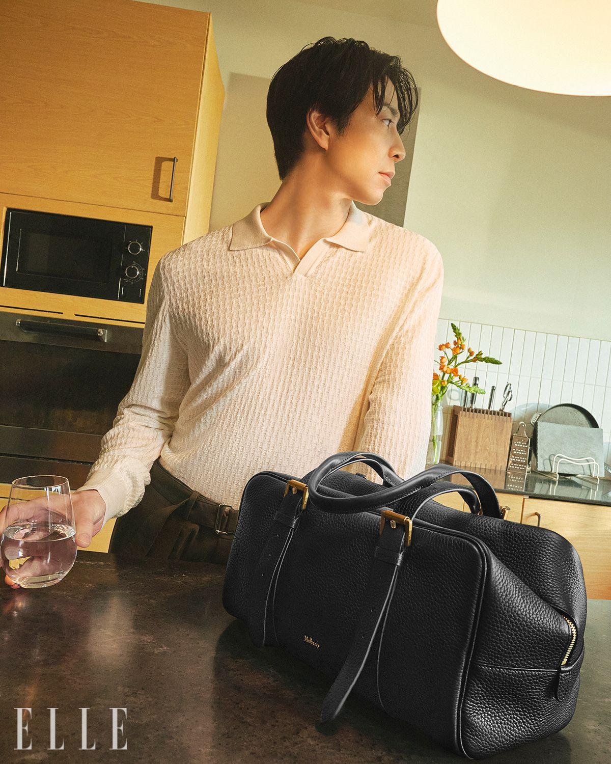 니트 폴로 셔츠는 Boss. 팬츠는 스타일리스트 소장품. 보스턴 백은 Mulberry. 