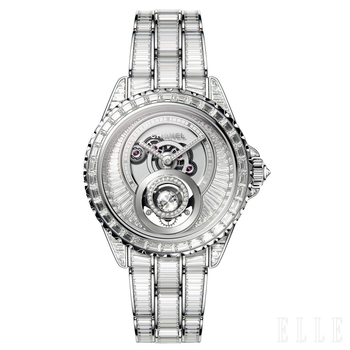 투르비옹 케이지에 익스클루시브 컷 다이아몬드를 더한 ‘J12 다이아몬드 뚜르비옹 칼리버 5’ 워치. 