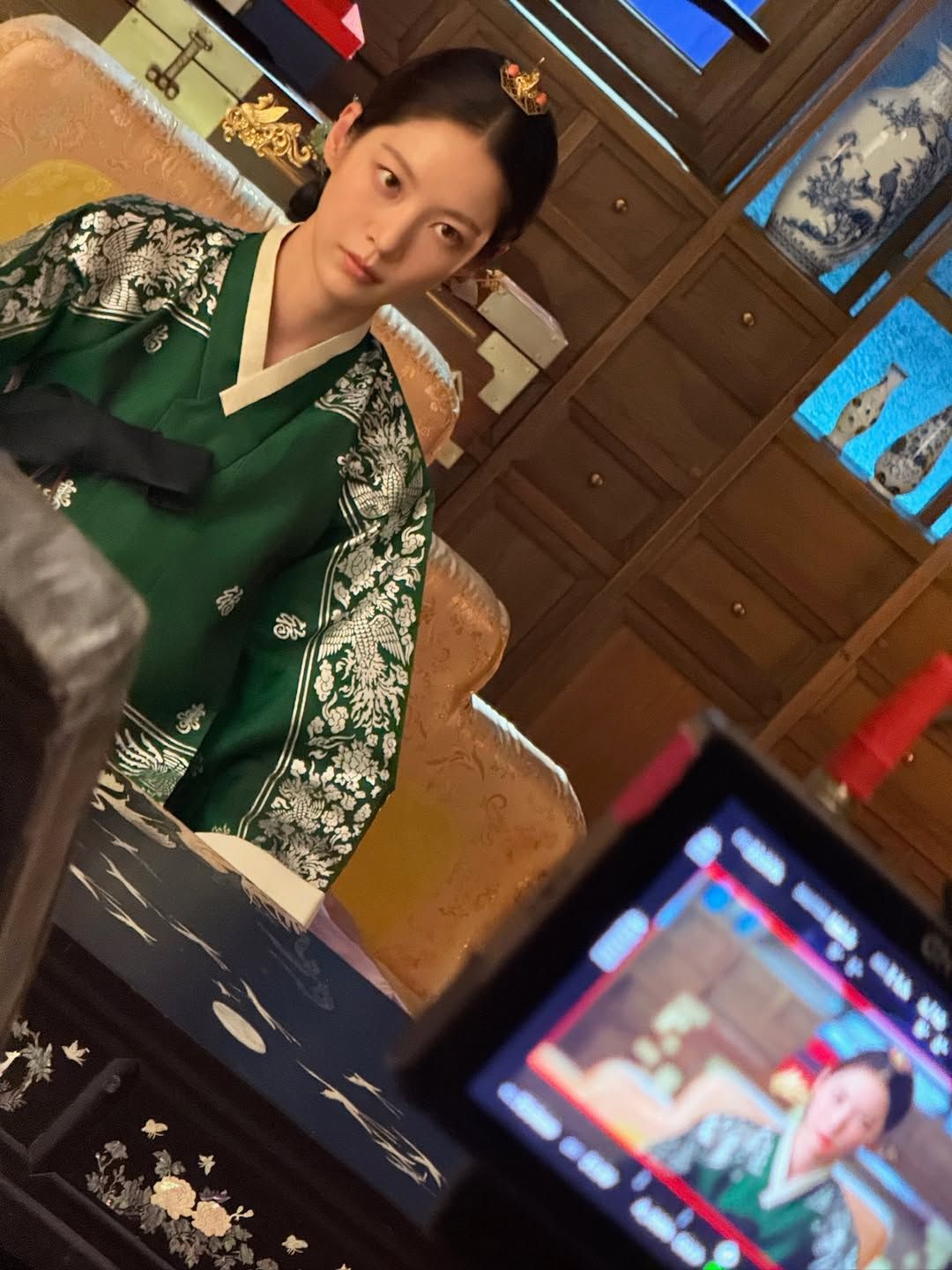 드라마 <21세기 대군부인> 비하인드컷 공개한 공승연 