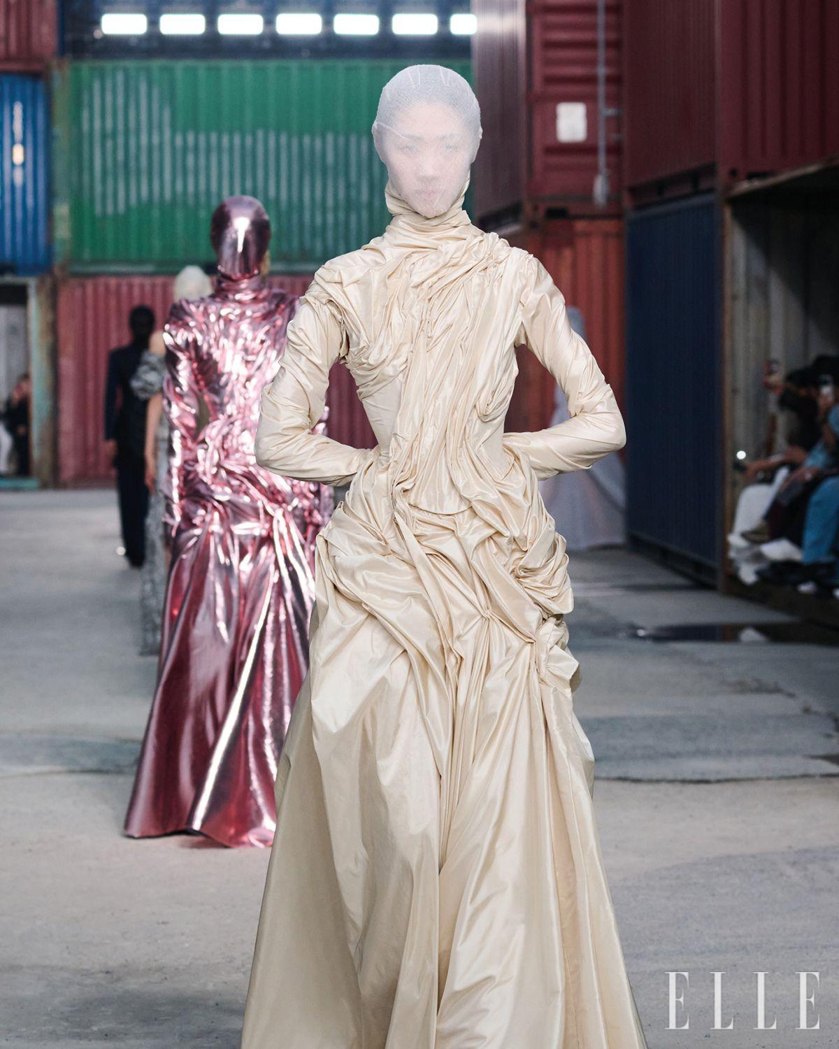 실크 태피터 소재의 아티즈널 드레스. 