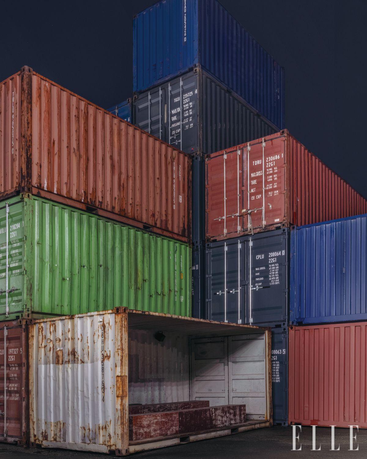 컨테이너 박스로 꾸민 런웨이.