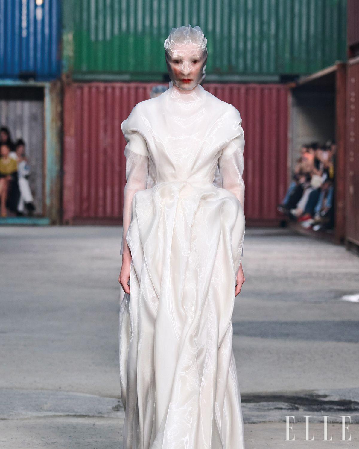 오간자로 도자기 같은 형태를 완성한 아티즈널 드레스. 