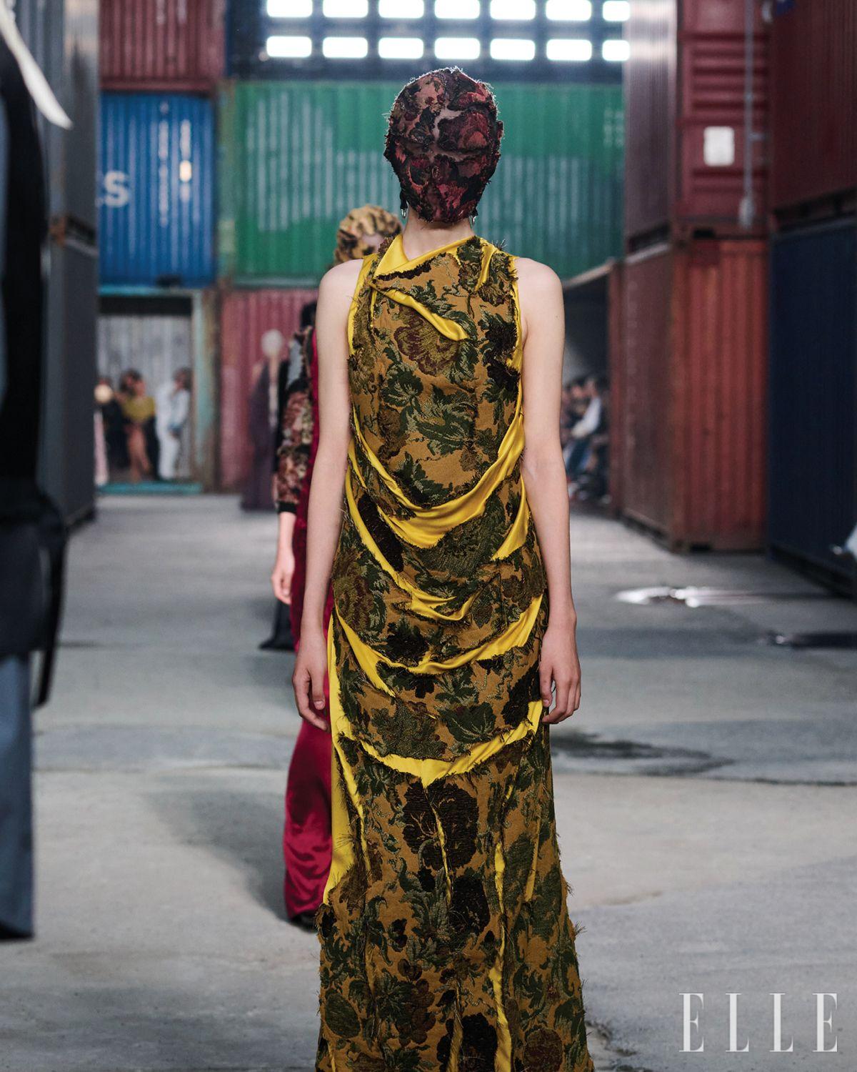 태피스트리 소재를 잘라 드레이프에 적용한 드레스. 