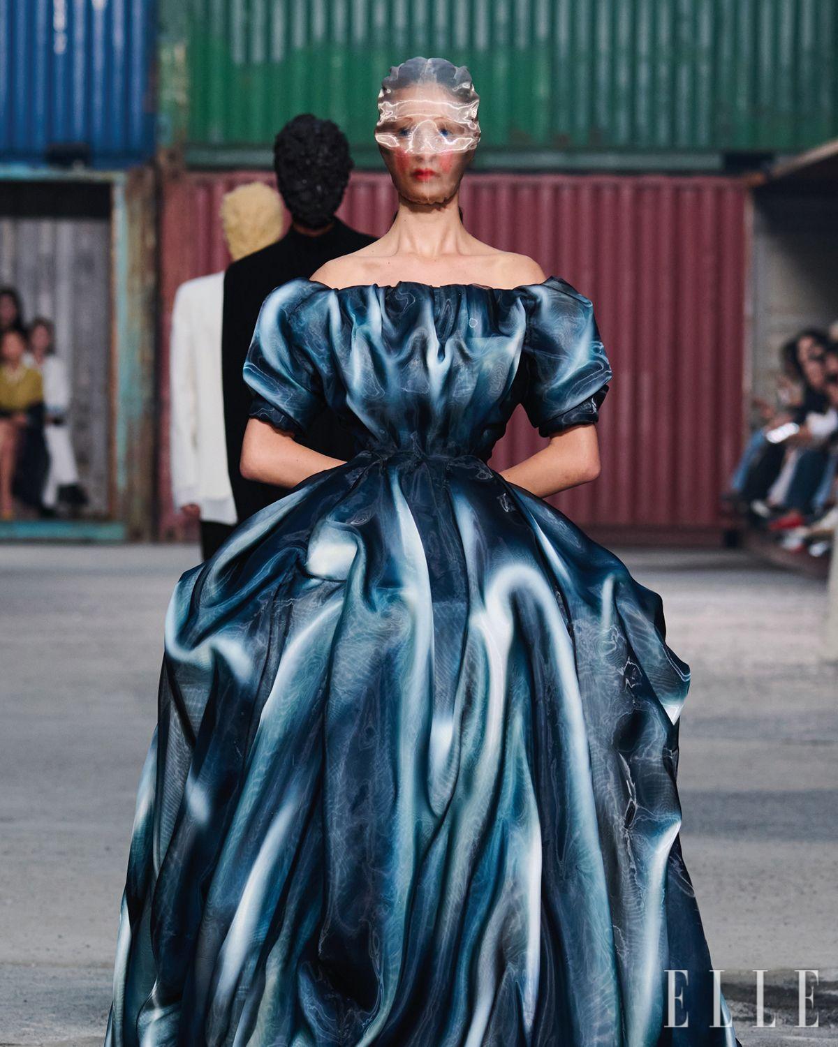 음영을 위해 에어브러시 작업을 더한 드레스. 